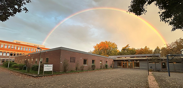 Regenbogen &uuml;ber der Schule